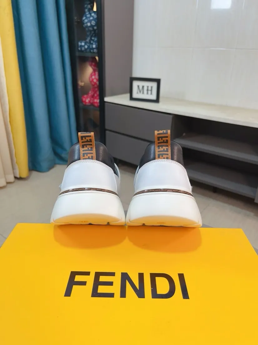 Men's shoes 💰400🌹🌹[FENDI] Fendi's classic and comfortable men's shoes, this complex sneaker is made of soft calfskin➕genuine leather lining➕original ultra-light rubber material with rough outsole. This unique light style is suitable for the casual and refined sensibility of this season. It is comfortable and natural on the feet. It is an everyday style for casual travel in autumn and winter! 38/44